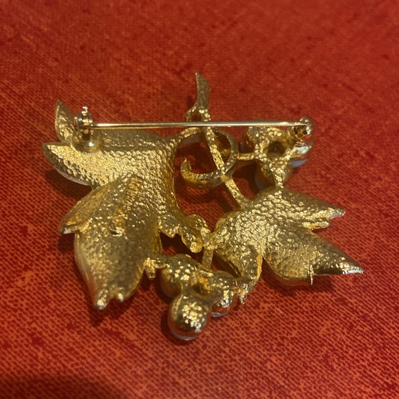 Signed Sarah Coventry Brooch-White enamel and blue berries - Picture 3 of 4